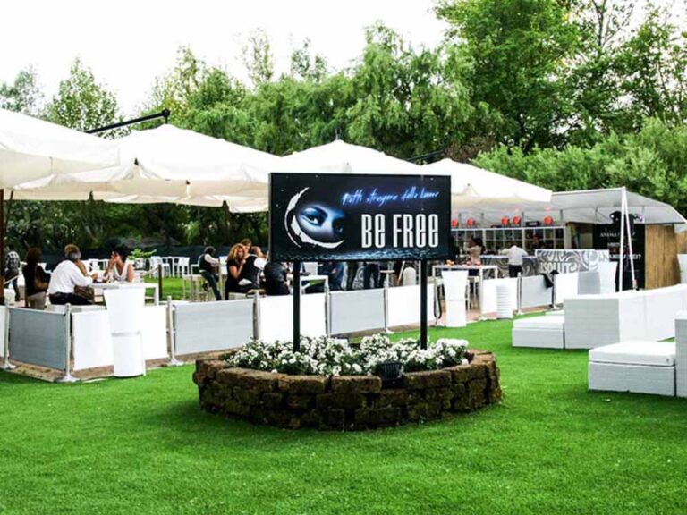 insegna a cassonetto con pali