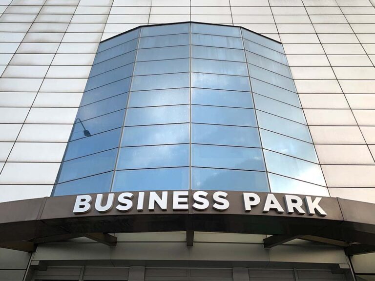 insegna a lettere scatolate