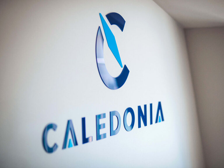 insegna da interno in opalino colorato