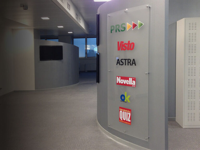 Targa in pexiglass a muro con distanziali